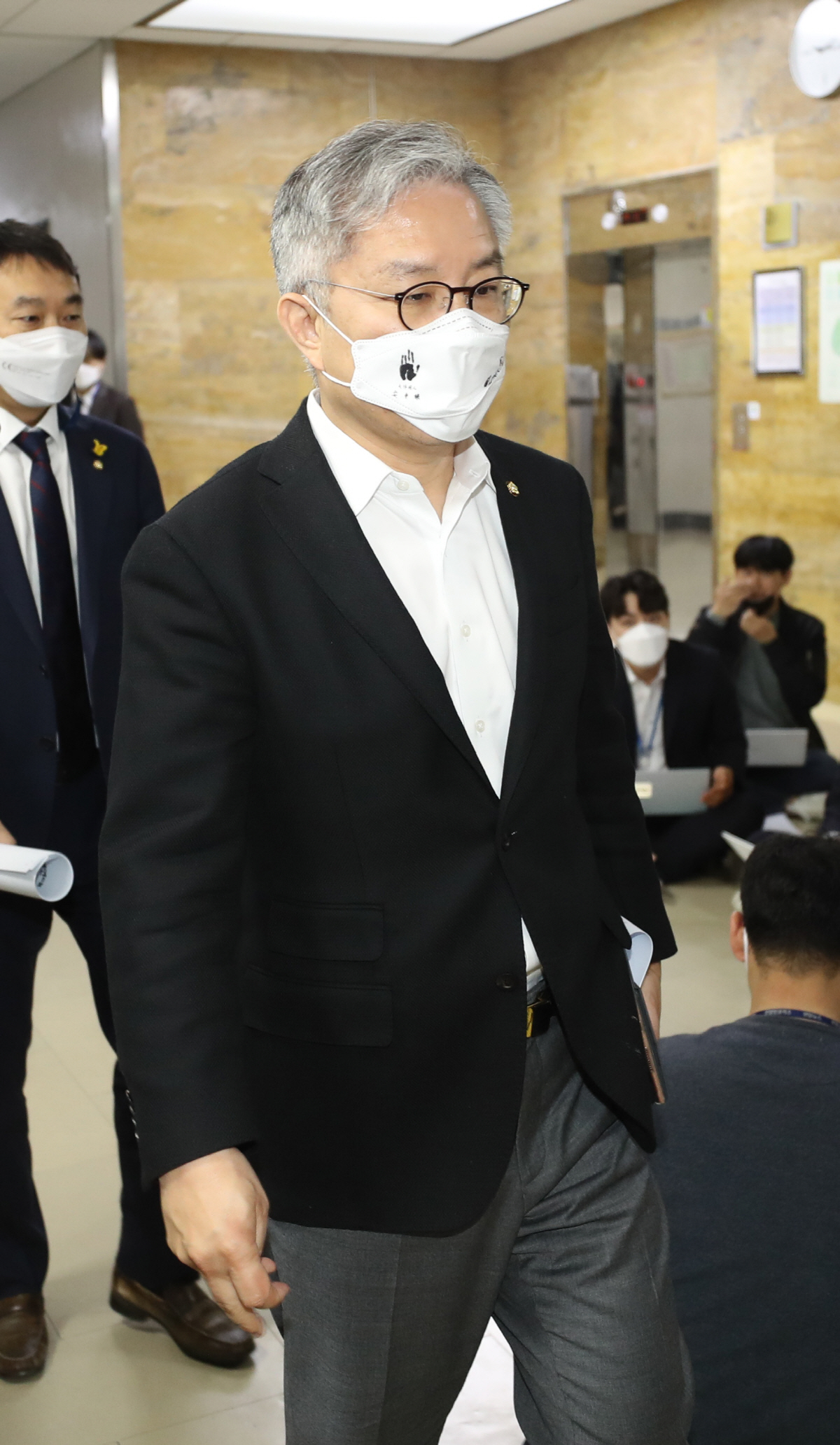 ▲(연합뉴스) 최강욱 더불어민주당 의원이 4월 20일 오후 서울 여의도 국회 법제사법위원회 법안심사 제1소위원회 회의에 참석하고 있다.
