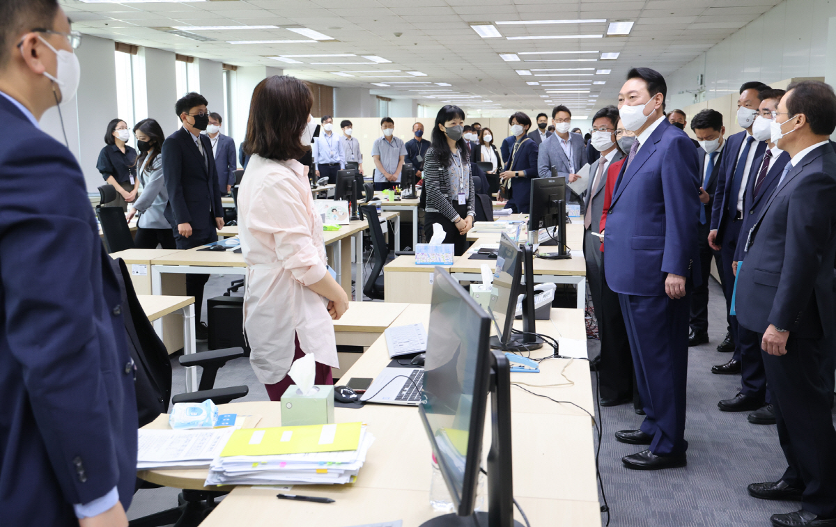 ▲용산 대통령실 청사 둘러보는 윤석열 대통령. 직원들의 책상이 모두 한 방향으로 배치돼 있다.
 (연합뉴스)
