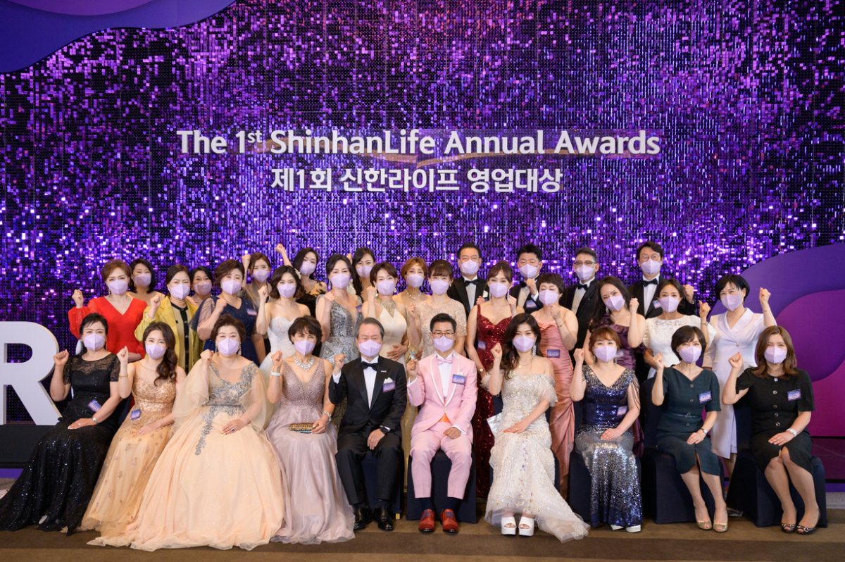▲‘제1회 신한라이프 영업대상’ 시상식에서 영업 각 채널의 수상자들이 성대규 사장(가운데 검은색 정장)을 비롯한 임원들과 기념 촬영을 하고 있다.