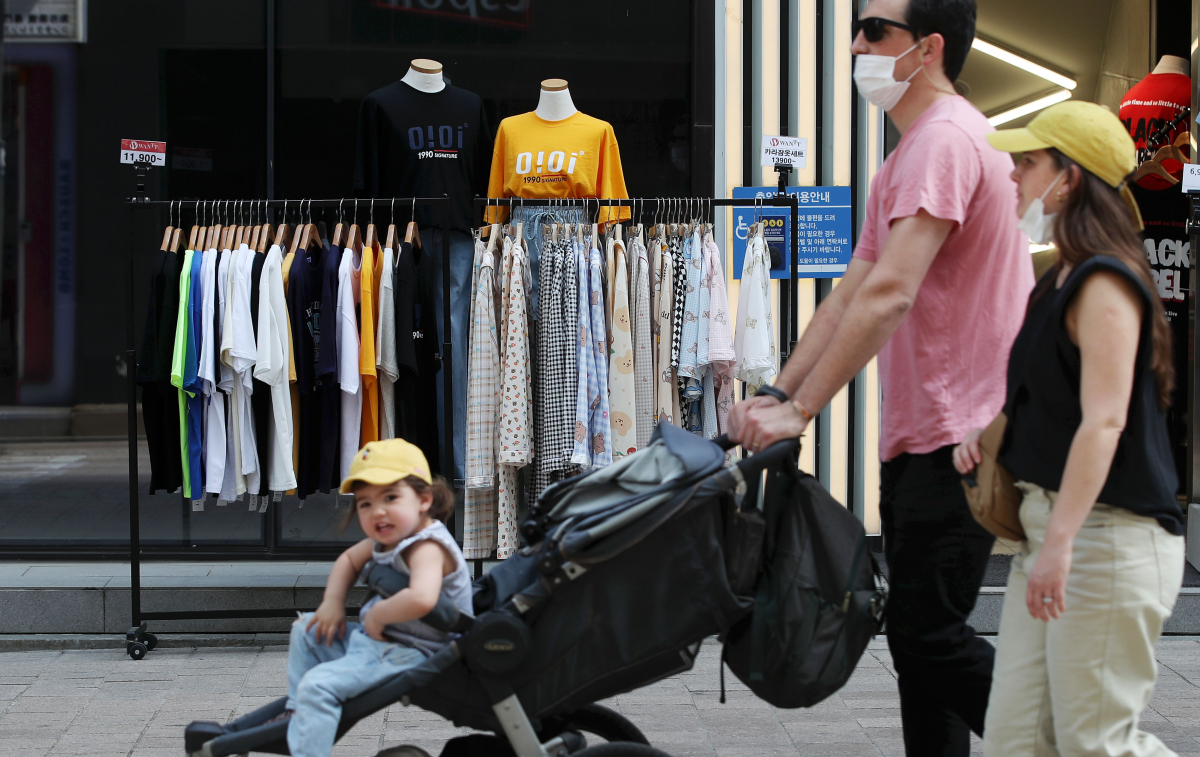 ▲지난달 26일 서울 낮 최고 기온이 28도까지 오르면서 서울 명동거리에 여름옷들이 진열됐다. (뉴시스)