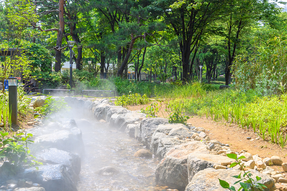 ▲양천구 안양천 산책로에 설치된 쿨링포그. (자료제공=양천구)