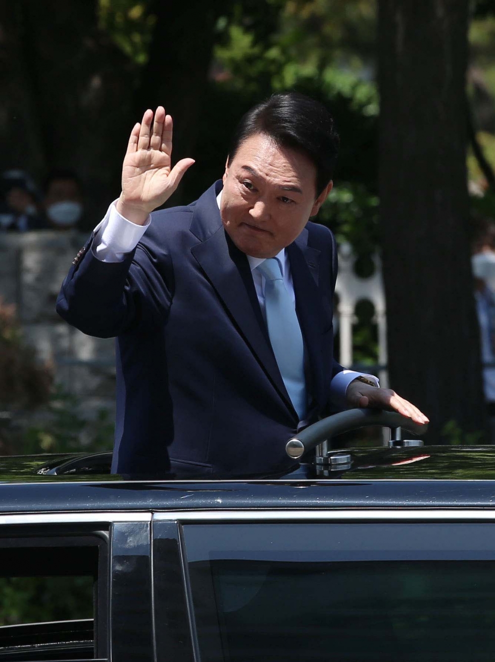 ▲윤석열 대통령이 10일 오전 서울 여의도 국회에서 열린 제20대 대통령 취임식을 마친 뒤 용산 집무실로 이동하는 가운데 시민들에게 손을 흔들며 인사하고 있다. 국회사진취재단 (이투데이DB)