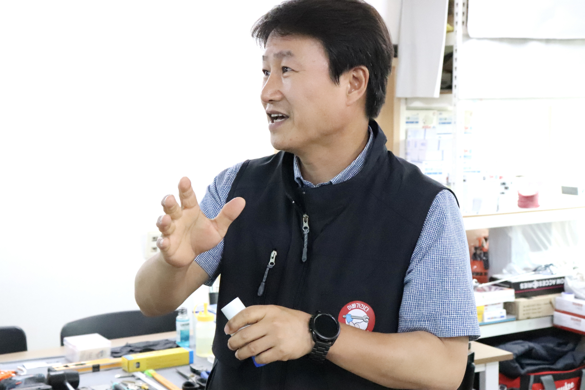 ▲15일 서울 강남구 웅이아저씨 본사에서 진행된 이투데이 기업탐방에서 김정식 전무가 ‘웅이트랩’ 개발 배경에 대해 말하고 있다. (심민규 기자 wildboar@)