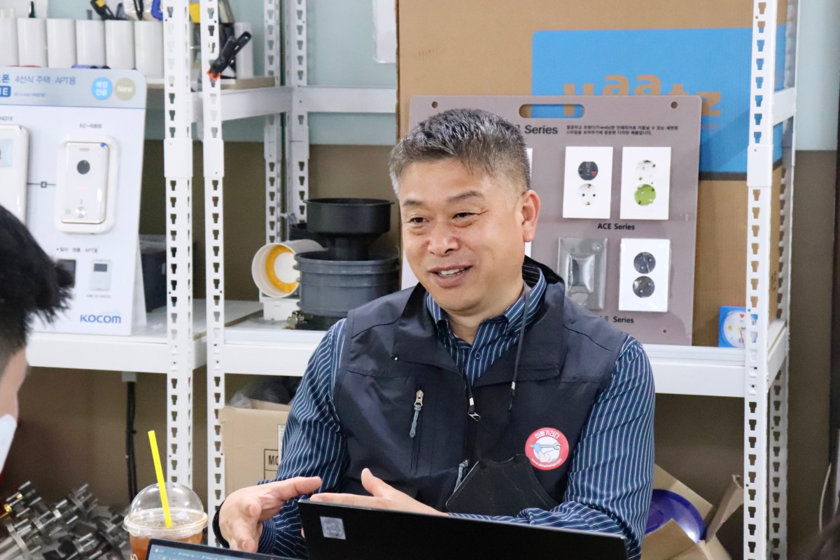 ▲15일 서울 강남구 웅이아저씨 본사에서 진행된 이투데이 기업탐방에서 이한웅 대표가 웅이아저씨의 기존 사업을 뛰어넘는 새로운 사업을 설명하고 있다. (심민규 기자 wildboar@)