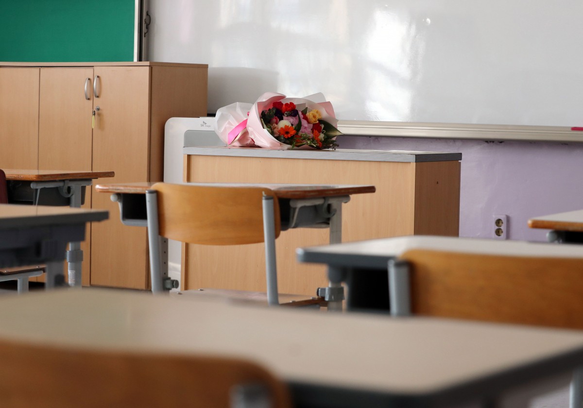 ▲서울 한 초등학교 교실 교탁에는 꽃다발이 놓여 있다(사진은 기사 내용과 무관함.) (뉴시스)