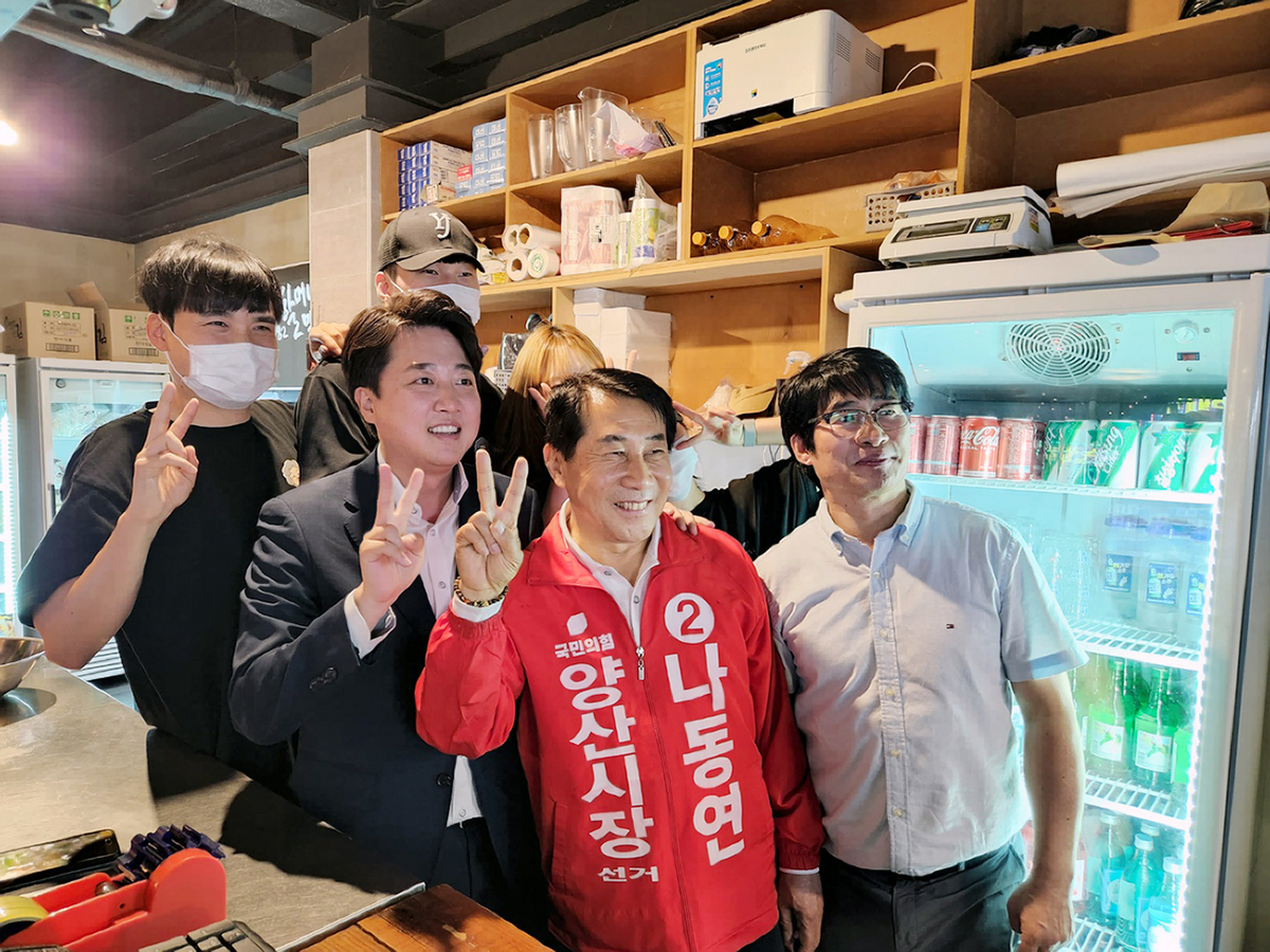 ▲[양산=뉴시스] 안지율 기자 = 국민의힘 이준석 대표와 나동연 경남 양산시장 후보가 지난 14일 오후 양산시 양주동 젊음의 거리에서 시민들과 인증사진을 찍으며 나 시장의 지지를 호소하고 있다. (사진=나동연 후보 선거사무소 제공) 2022.05.15. photo@newsis.com *재판매 및 DB 금지