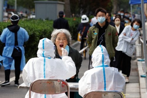▲중국 베이징 신종 코로나바이러스 감염증(코로나19) 검사소에서 보호장비를 갖춘 의료진이 주민들을 검사하고 있다. 베이징/로이터연합뉴스
