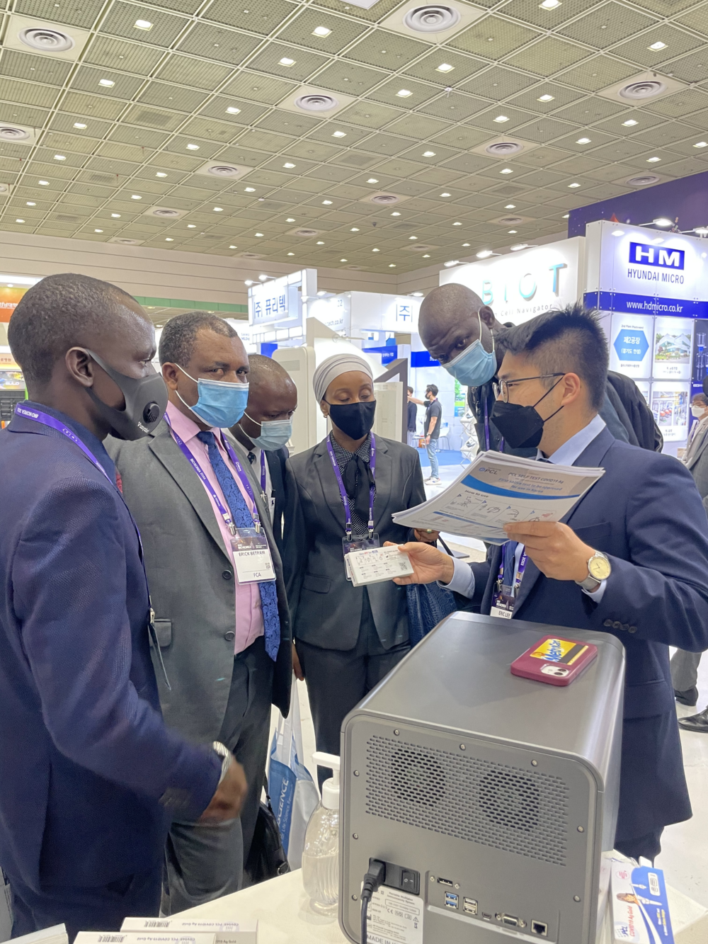 ▲피씨엘의 부스에서 탄자니아 정부기관 관계자가 제품설명을 듣고 있다.  (사진제공=피씨엘)