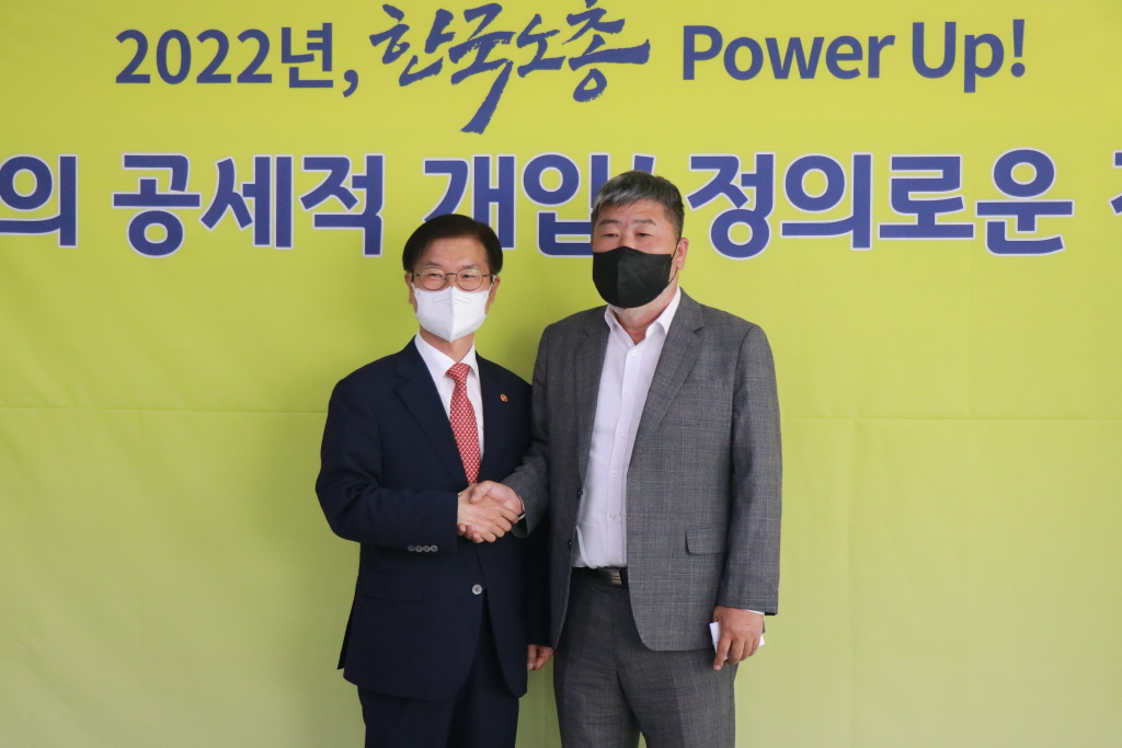 ▲이정식 고용노동부 장관(왼쪽)과 김동명 한국노동조합총연맹(한국노총) 위원장이 16일 한국노총 위원장실에서 간담회에 앞서 인사를 나누고 있다. (사진제공=한국노총)