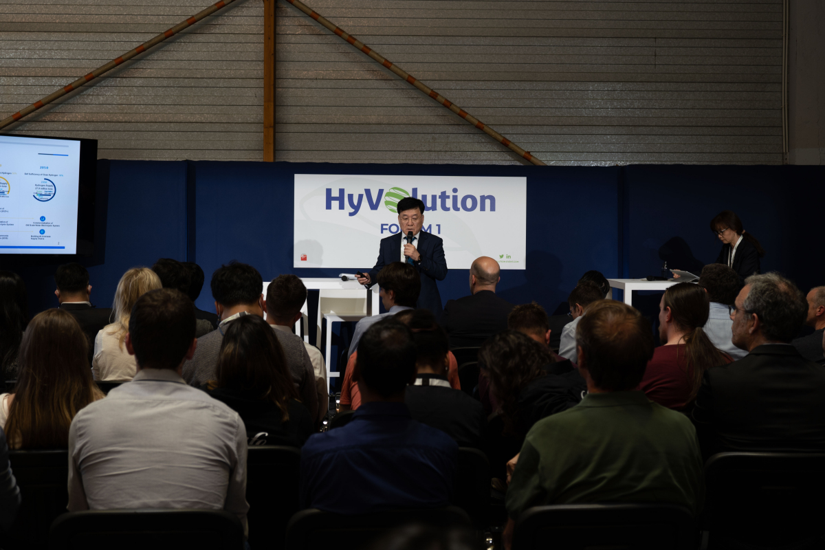 ▲프랑스 파리에서 지난 11~12일(현지시간)에 개최된 '하이볼루션(Hyvolution)' 개막식 기조연설을 하는 정만기 한국자동차산업협회(KAMA) 회장 (사진제공=한국자동차산업협회)