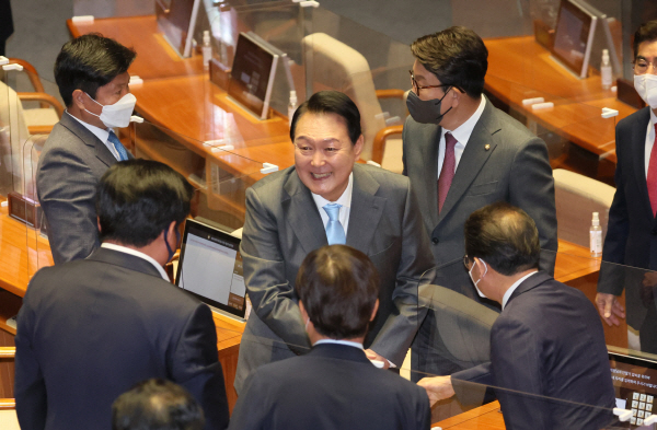 ▲윤석열 대통령이 16일 오전 국회 본회의장에서 취임 후 첫 시정 연설을 마친 뒤 의원석을 돌며 야당 의원들과 일일이 악수하고 있다. (연합뉴스)