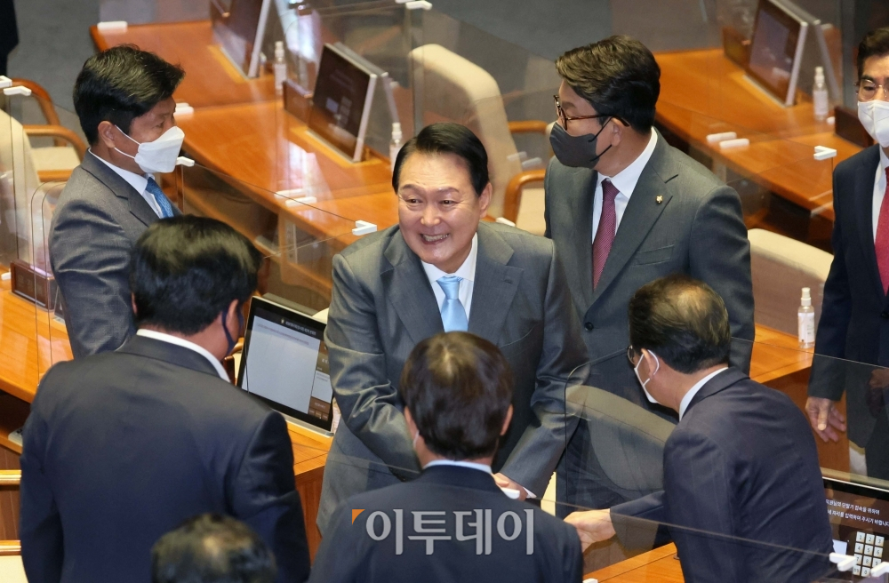 ▲윤석열 대통령이 16일 오전 국회 본회의장에서 취임 후 첫 시정 연설을 마친 뒤 의원석을 돌며 야당 의원들과 일일이 악수하고 있다.  신태현 기자 holjjak@ (이투데이DB)