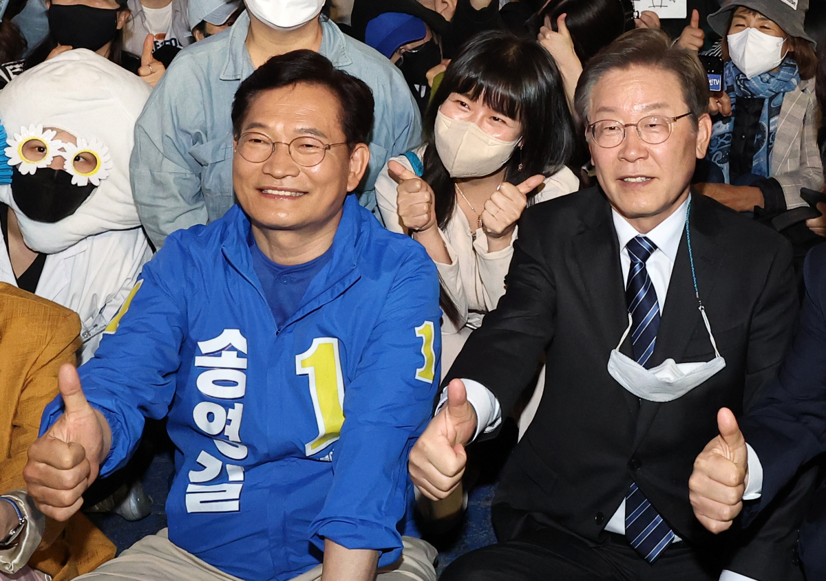 ▲인천 계양을 국회의원 보궐선거에 출마한 이재명 더불어민주당 상임고문과 송영길 서울시장 후보가 16일 오후 서울 마포구 홍대 앞에서 시민들에게 지지를 호소하고 있다. (국회사진기자단)