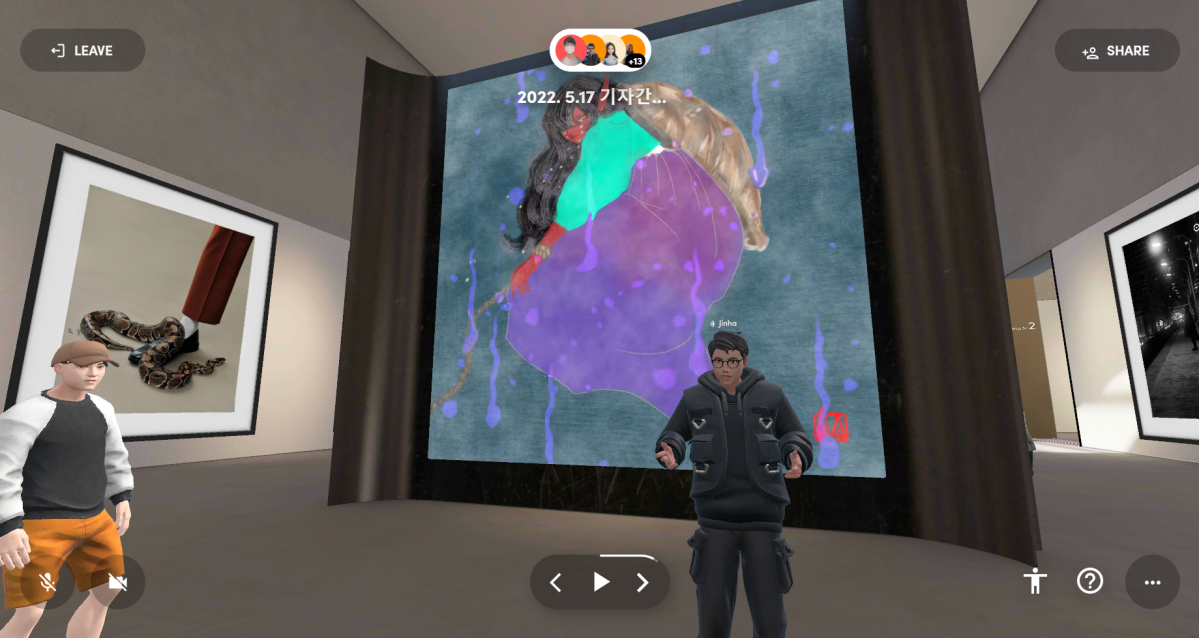 ▲가상 갤러리 작품 앞에서 새로운 기능을 설명하고 있는 이진호 스페이셜 CPO(오른쪽) (사진출처='스페이셜' 캡쳐)