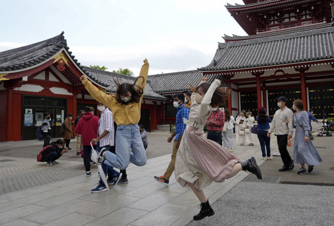 ▲2일 일본 도쿄 아사쿠사의 센소사를 찾은 관광객들이 뛰고 있다. 도쿄/EPA연합뉴스