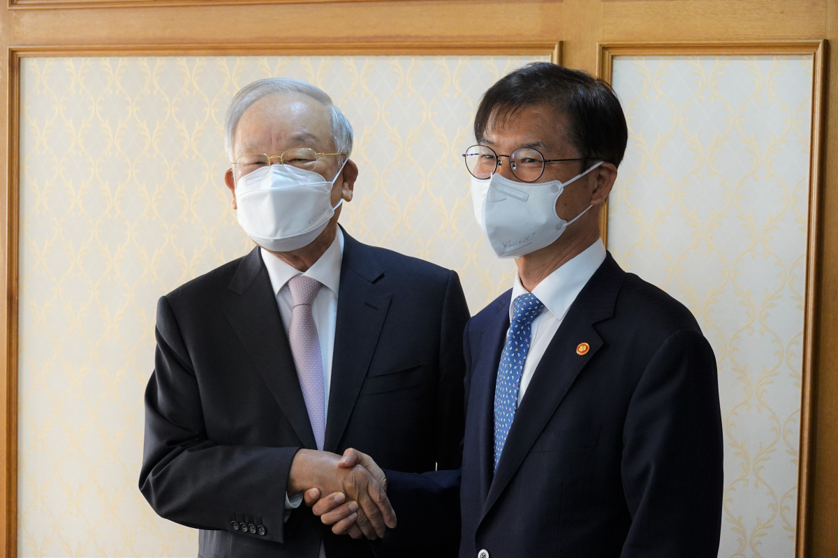 ▲이정식 고용노동부 장관(오른쪽)이 경총을 방문해 손경식 경총 회장(왼쪽)과 만나 노동정책에 대해 이야기를 나눴다.  (사진제공=한국경영자총협회)