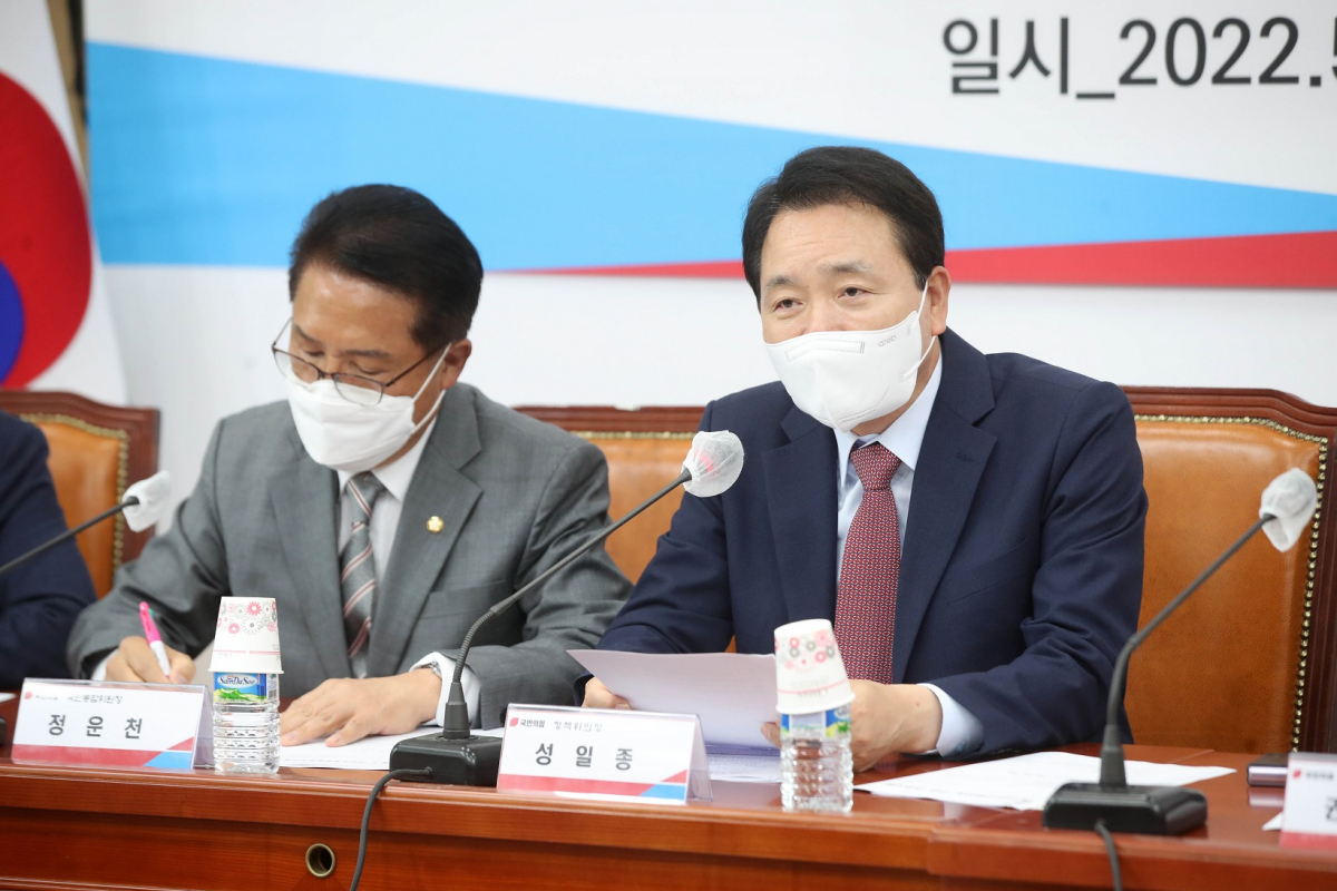 ▲<YONHAP PHOTO-4419> 인사말하는 성일종 정책위의장    (서울=연합뉴스) 백승렬 기자 = 국민의힘 성일종 정책위의장이 16일 국회에서 열린 5.18 민주화운동 단체 초청 간담회에서 인사말을 하고 있다. 2022.5.16 [국회사진기자단]    srbaek@yna.co.kr/2022-05-16 14:58:37/<저작권자 ⓒ 1980-2022 ㈜연합뉴스. 무단 전재 재배포 금지.>