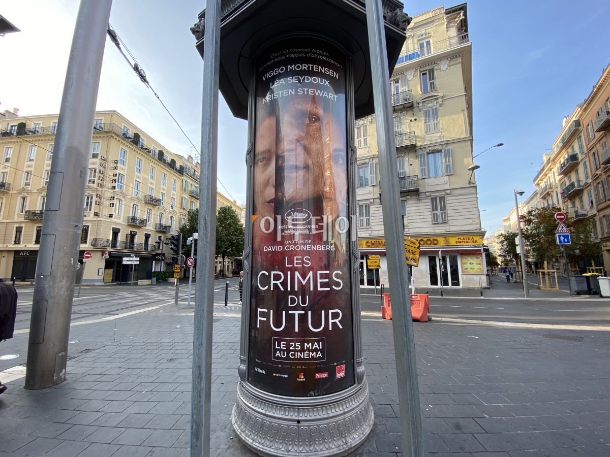 ▲17일(현지시간) 칸국제영화제가 밝았다. 이곳 칸 날씨는 햇볕은 따뜻하고 바람까지 선선해 칸영화제를 반기는 듯 하다. 사진은 길거리에 붙은 데이비드 크로넨버그 감독 영화의 홍보 포스터. 칸=송석주 기자