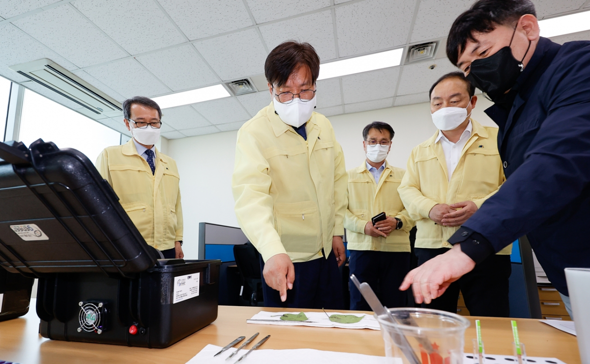 ▲조재호 농촌진흥청장이 17일 국립농업과학원 농업유전자원센터의 '과수화상병 현장진단실'을 찾아 현장을 확인하고 있다. (사진제공=농촌진흥청)