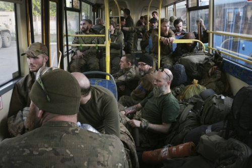 ▲우크라이나 마리우폴에서 대피한 우크라이나 병사들이 17일(현지시간) 버스에 앉아 있다. 마리우폴/AP연합뉴스
