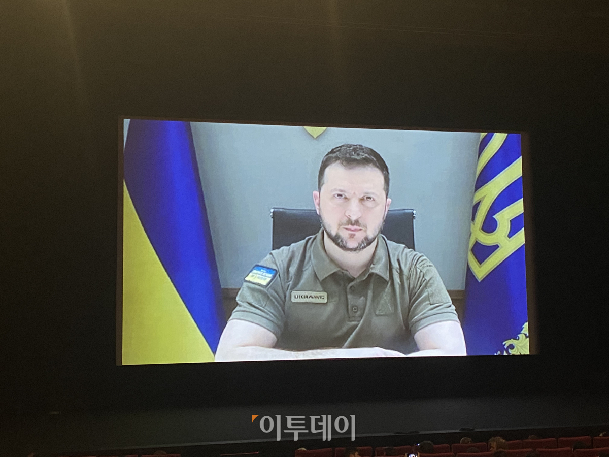 ▲칸영화제 개막식 중 화면으로 깜짝 등장한 볼로디미르 젤렌스키 우크라이나 대통령. (송석주 기자 ssp@)