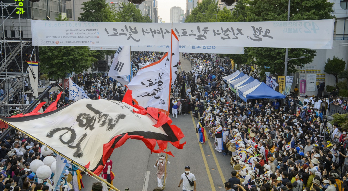 ▲17일 오후 5·18 민주화운동 42주년 전야제 참가자들이 광주 동구 금남로에서 옛 전남도청으로 행진하고 있다. 5·18 전야제는 코로나19 대유행 탓에 2019년 이후 3년 만에 열렸다. (공동취재)