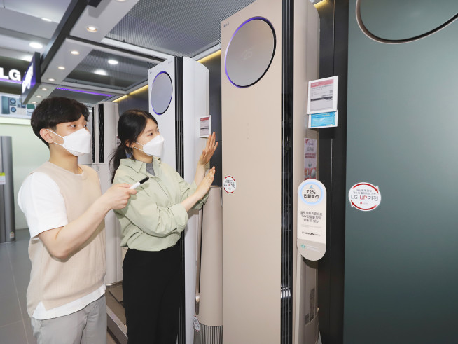 ▲롯데하이마트 월드타워점에 방문한 소비자들이 에어컨을 둘러보고 있다.(사진제공=롯데하이마트)