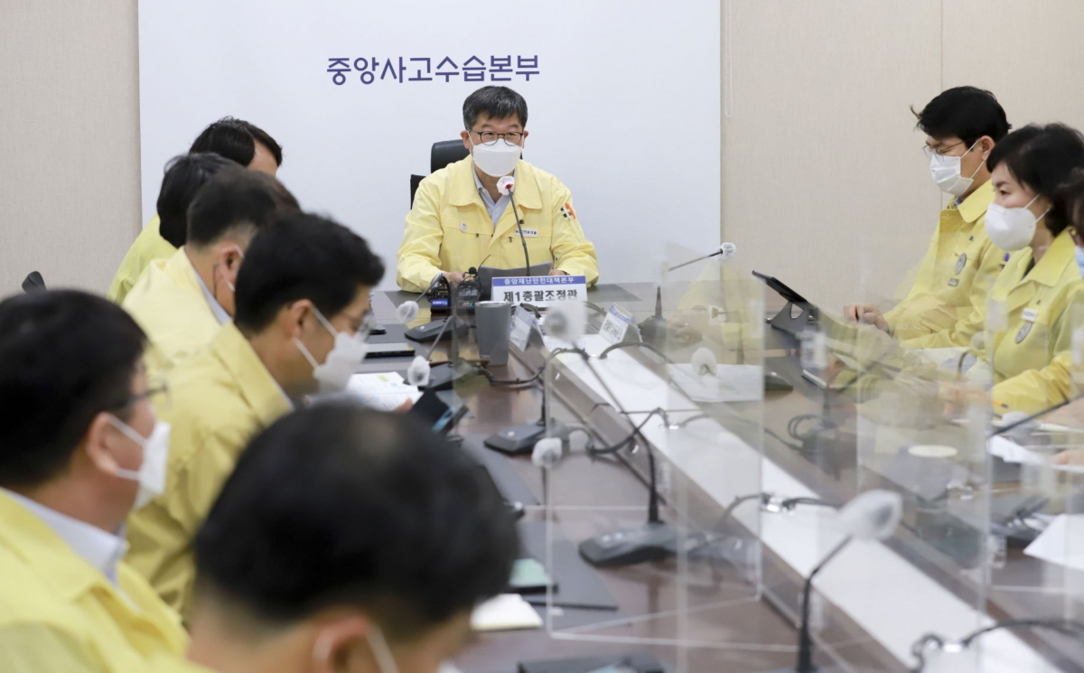 ▲이기일 신종 코로나바이러스 감염증(코로나19) 중앙재난안전대책본부(중대본) 1총괄조정관(보건복지부 2차관)이 18일 정부세종청사에서 열린 중대본 회의에서 모두발언을 하고 있다. (사진제공=보건복지부)