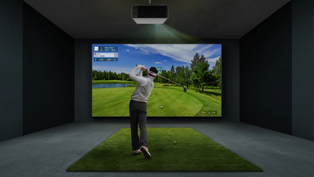 ▲LG전자 모델이 LG 프로빔이 설치된 스크린골프장에서 라운딩을 즐기고 있다. (제공=LG전자)
