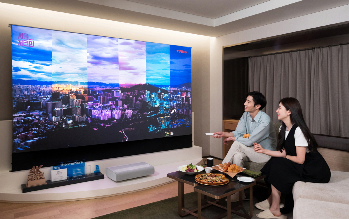 ▲삼성전자 모델이 서울 광장동에 위치한 워커힐 호텔앤리조트 내 '시네마 스위트 with 삼성 더 프리미어' 객실에서 4K 고화질로 최대 130형의 초대형 화면을 감상할 수 있는 프리미엄 빔 프로젝터 '더 프리미어'와 '더 프리미어' 전용 롤러블 스크린을 체험하고 있다. (제공=삼성전자)