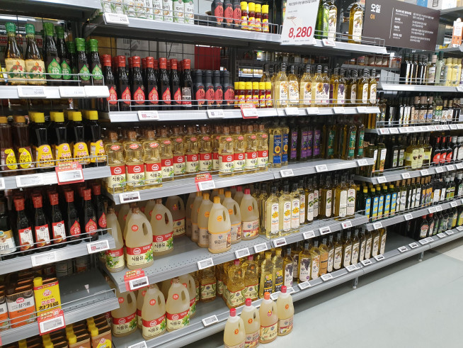 ▲17일 서울 시내 대형마트의 식용품 매대. 제품이 빈 곳은 있지만 소비자가 제품을 구입하는 데는 문제가 없다.(사진=구성헌 기자)