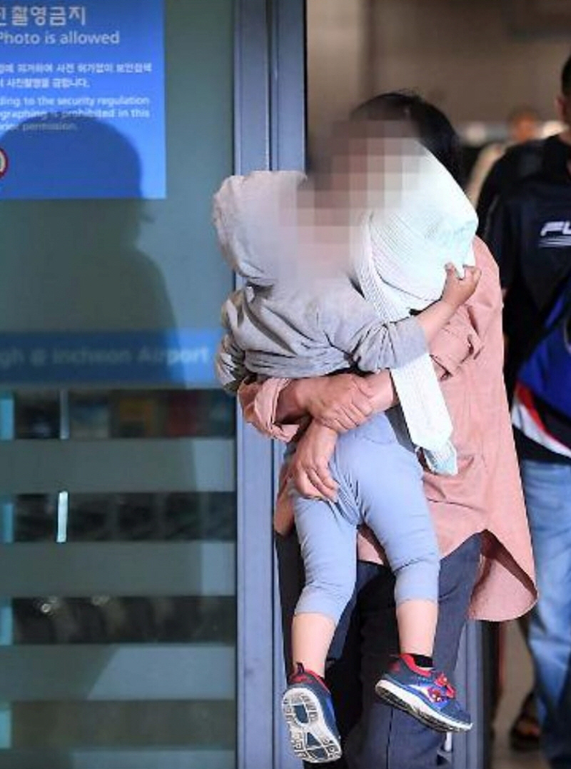 ▲2017년 인천국제공항으로 입국하는 정유라 씨의 아들과 보모 (출처= 정유라 씨 페이스북 갈무리)