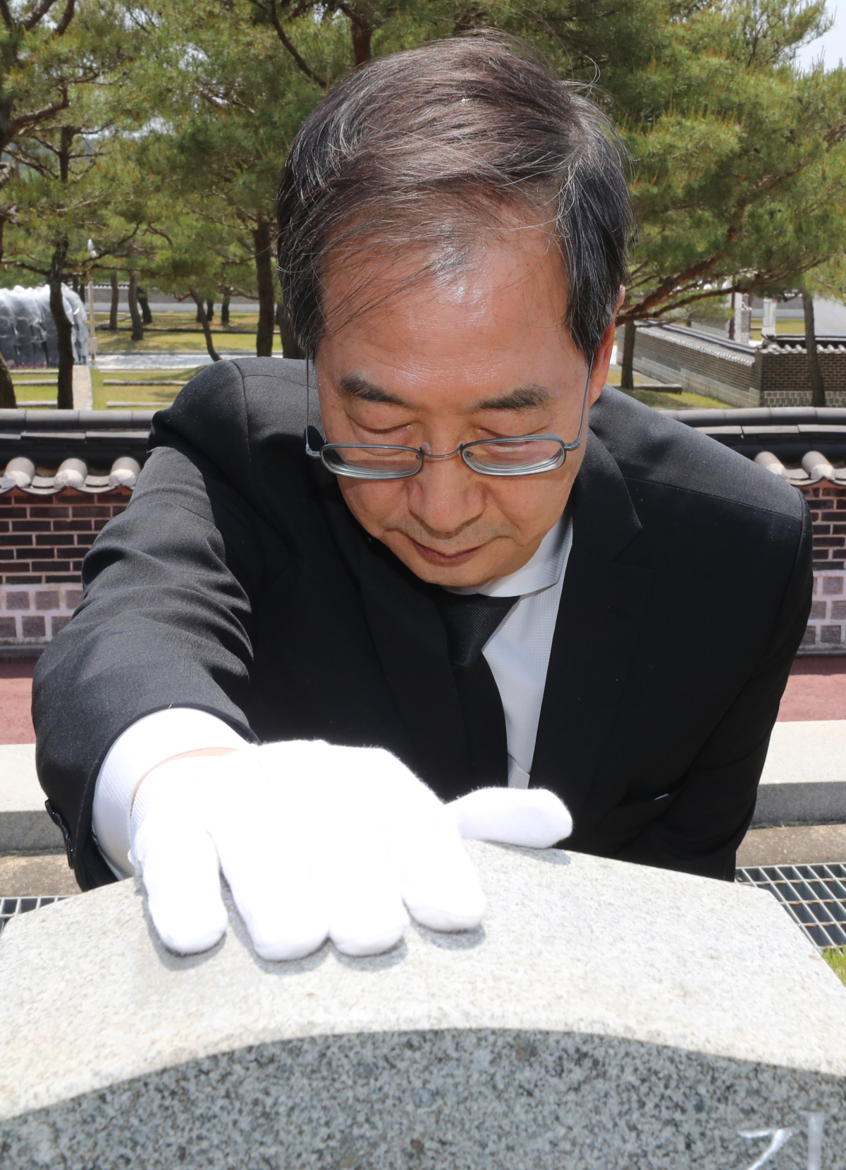 ▲한덕수 국무총리 후보자가 17일 오전 광주 북구 국립 5·18민주묘지를 참배하고 있다. 한 후보자는 절차를 다 밟지 않은 신분인 탓에 이날 기념일 하루 전 개인자격으로 참배하게 됐다고 밝혔다. (연합뉴스)
