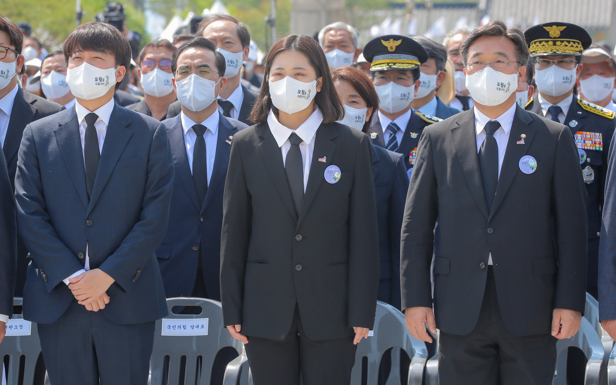 ▲국민의힘 이준석 대표, 더불어민주당 박지현·윤호중 공동비상대책위원장 등이 18일 광주 북구 운정동 국립5·18민주묘지에서 열린 제42주년 5·18광주민주화운동 기념식에서 애국가를 제창하고 있다. (광주전남사진기자회)