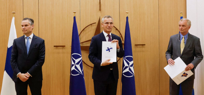 ▲옌스 스톨텐베르그(가운데) 북대서양조약기구(NATO·나토) 사무총장이 18일(현지시간) 나토 가입 신청서를 제출한 클라우스 코르호넨(왼쪽) 나토 주재 핀란드 대사, 악셀 베른호프 스웨덴 대사와 함께 포즈를 취하고 있다. 브뤼셀/로이터연합뉴스 