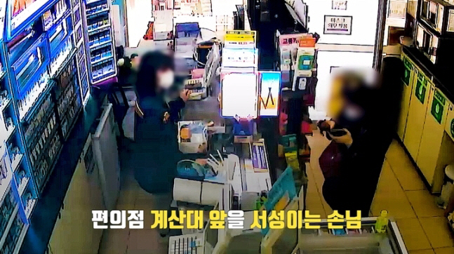 ▲‘피싱지킴이’로 선정된 김모(25·여)씨가 전화금융사기(보이스피싱) 조직이 놓은 덫에 걸려 기프트 카드를 사기 위해 편의점을 찾는 A씨를 살피고 있는 모습이 담긴 매장 내 폐쇄회로(CC)TV 화면 (경기남부경찰청/뉴시스)