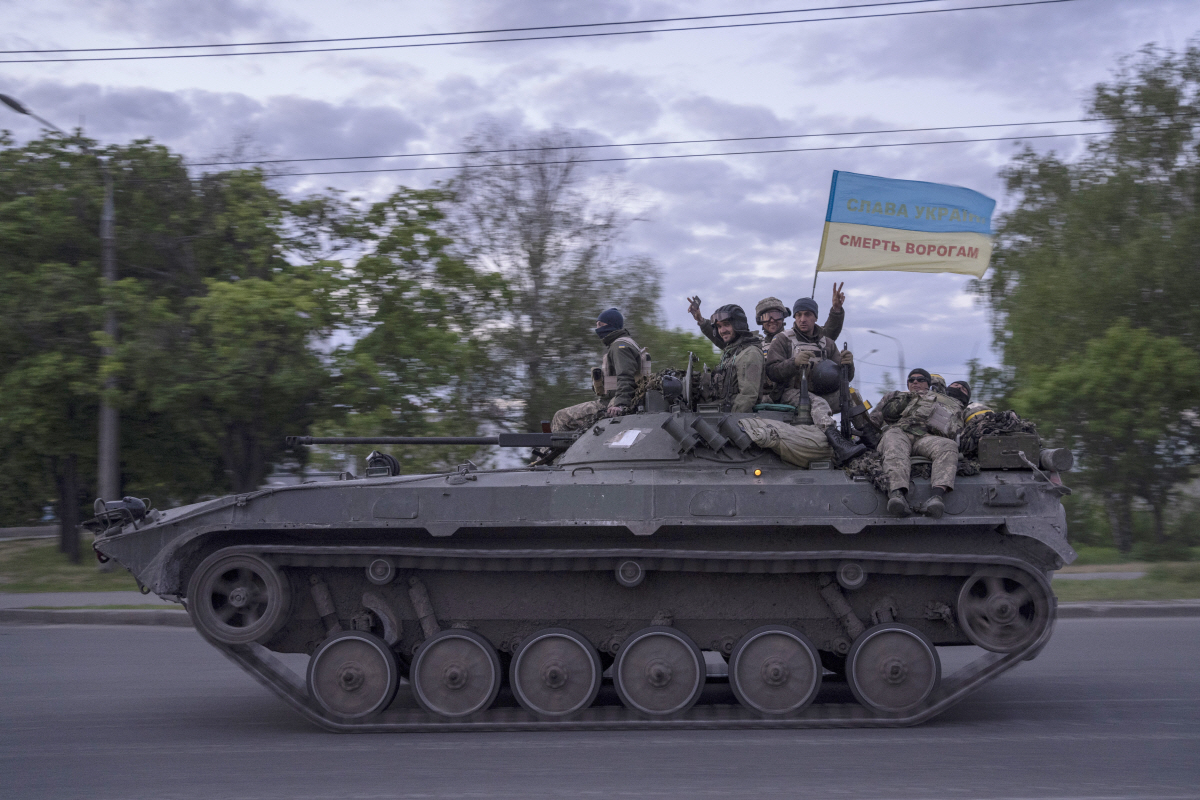 ▲우크라이나 병사들이 16일(현지시간) ‘우크라이나에 영광을, 적에게는 죽음을’이란 문구가 적힌 깃발을 들고 탱크를 타고 하르키우 지역을 지나고 있다. 하르키우/AP연합뉴스