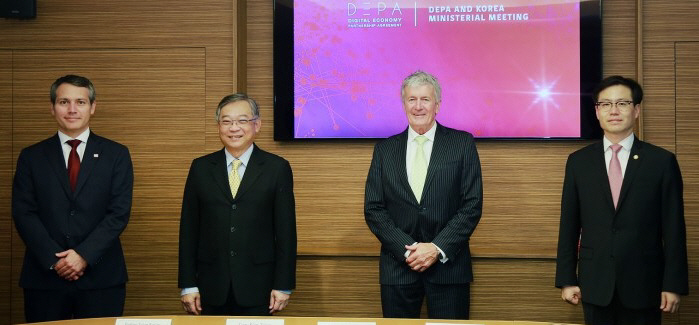 ▲지난해 10월 5일 프랑스 파리 경제협력개발기구(OECD) 본부에서 열린 ‘디지털경제동반자협정(DEPA) 가입절차 개시 공식선언식’에 참석한 여한구 산업통상자원부 통상교섭본부장(맨 오른쪽)이 기념 촬영을 하고 있다. 미국이 중국의 디지털경제에 대응하기 위해 공을 들이고 있는 DEPA에 지난해 10월 중국이 가입 의사를 밝히면서 미·중 간 디지털경제 패권경쟁이 가속화할 것으로 예상된다.   사진제공 산업통상자원부
