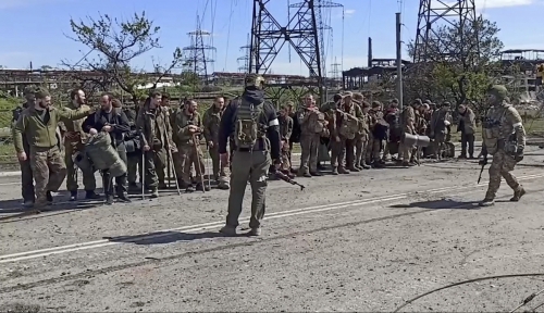 ▲우크라이나 마리우폴 아조우스탈 제철소에서 17일(현지시간) 우크라이나 병사들이 대피를 준비하고 있다. 마리우폴/EPA연합뉴스

