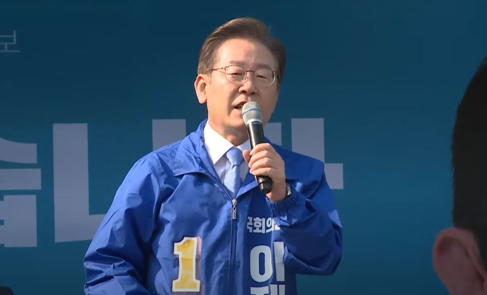 ▲인천 계양을 국회의원 보궐선거에 출마한 이재명 더불어민주당 총괄선대위원장이 19일 인천 계양역 앞 선대위 출범식에서 유세차에 올라 지지를 호소하고 있다.   (유튜브 채널 델리민주)