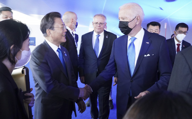 ▲문재인 대통령이 30일(현지시간) 이탈리아 로마 누볼라 컨벤션 센터에서 열린 주요 20개국(G20) 정상회의에서  기념촬영전 정상 라운지에서 조 바이든 미 대통령과 만나 대화하고 있다.  (연합뉴스)