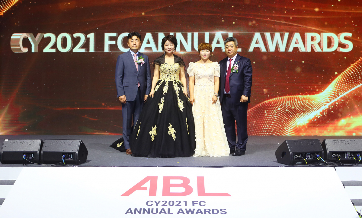 ▲지난 18일 서울 반포대교 남단 한강 수상에 위치한 세빛섬 플로팅아일랜드 컨벤션홀에서 개최된 ABL생명 ‘2021 FC 연도평가 시상식’에서 시예저치앙 ABL생명 사장과 스타등급 수상자들이 기념촬영을 하고 있다. (왼쪽부터) ABL생명 윤문도 FC실장, 김현기 FC, 채순영 FC, 시예저치앙 사장.