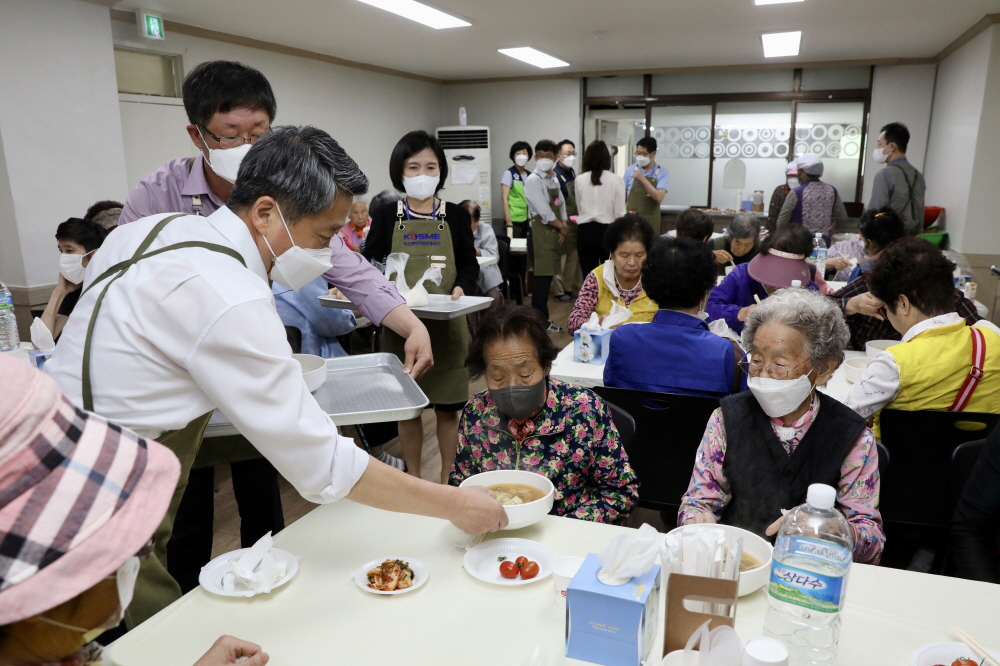 ▲김학도 이사장 등 중진공 임직원 20여명은 지난 18일 경남 진주시 평거동에 위치한 평거종합사회복지관에서 지역 주민에게 점심 식사를 제공하는 ‘사랑의 한끼 나눔’ 활동을 진행했다. (사진제공=중소벤처기업진흥공단 )