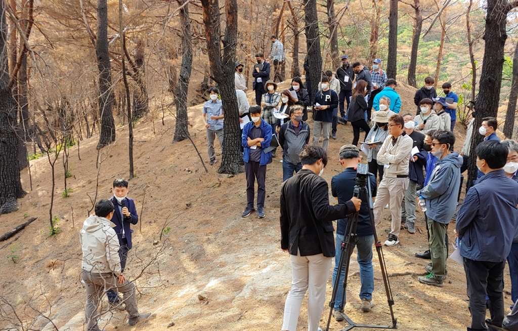 ▲18일 울진군 덕구 군립공원에서 열린 '산림생태복원 현장토론회'. (사진제공=산림청)
