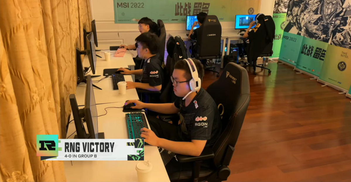 ▲여러 대회 규정이 지켜지지 않고 있는 RNG(LPL,중국)의 경기 현장. 핑크 노이즈 헤드셋 착용, 심판 참관, 공간 분리 등 규정이 지켜지고 있지 않아 특혜 논란이 더 커졌다. (출처=라이엇게임즈 경기화면 캡쳐)