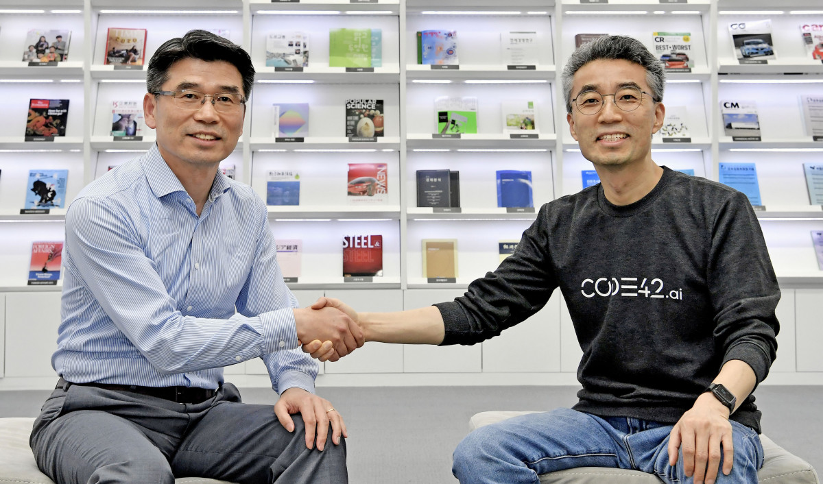 ▲기아가 코드42와 손잡고 출범한 퍼플앰을 지난 1분기 청산했다. 사진은 2020년 7월 합작사 설립을 마친 송호성(왼쪽) 기아 사장과 코드42 송창현 대표가 악수하는 모습. 합작사 청산 이후 송창현 대표는 현대차 TaaS본부장으로 영입됐다. (사진제공=기아)