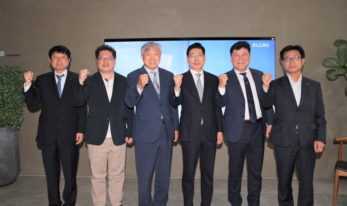 ▲19일 대우조선해양건설-휴림건설간 상호 전략적 협력 업무협약식에서 참석자들이 기념 촬영을 하고 있다. (사진제공=대우조선해양건설)