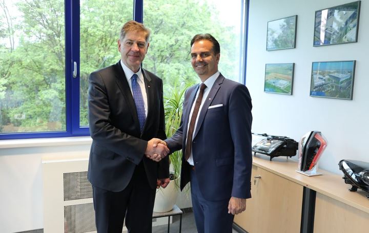 ▲(왼쪽)빌헬름 슈테거 ZKW 신임 CEO, 올리버 슈베르트 ZKW 전 CEO. (출처=ZKW 홈페이지)