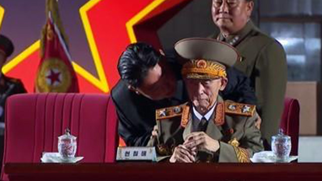 ▲김정은 북한 국무위원장이 원로 간부 현철해의 뒤에서 몸을 숙여 들여다보며 어깨를 감싸고 있다. (조선중앙TV 화면 캡처, 연합뉴스)