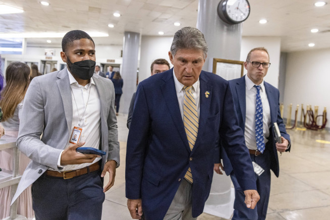 ▲19일(현지시간) 조 맨친 민주당 소속 상원의원이 우크라이나 지원안 표결을 위해 의회에 가는 중에 기자와 대화를 나누고 있다. 워싱턴D.C./AFP연합뉴스